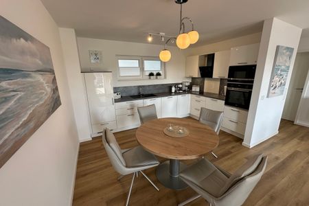 NordseeResort Friesland Nordseeresort Friesland 50-3-m Schillig - Küchenzeile mit Esstisch und Sitzgelegenheit