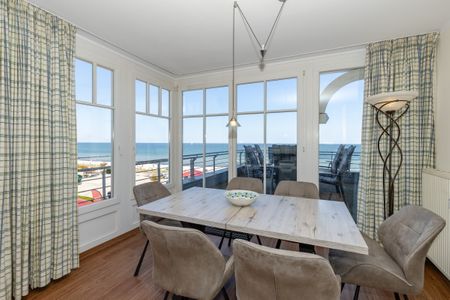 Meeresblick Meeresblick 223 Kühlungsborn - Wohn/Essbereich mit Esstisch, Sitzgelegenheiten und Küchenzeile