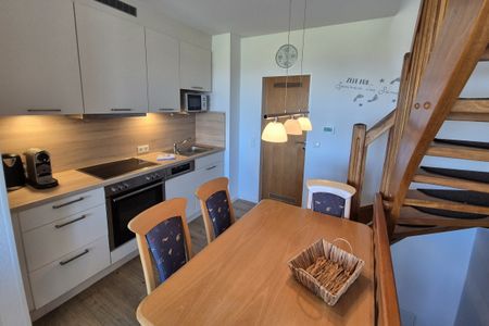 Hus Strandkieker Hus Strandkieker 03 Schillig - Küchenzeile mit Esstisch und Sitzgelegenheit