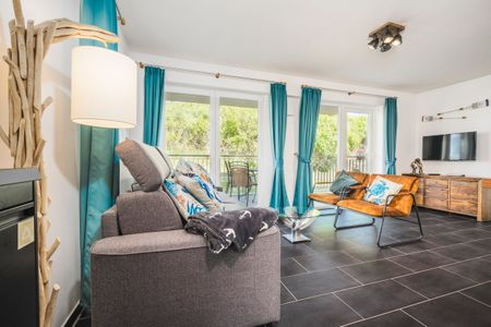 NordseeResort Friesland NordseeResort Friesland 51-0-N Schillig - Wohn-Essbereich mit Couch und Flatscreen-TV