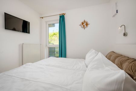 NordseeResort Friesland NordseeResort Friesland 51-0-N Schillig - Schlafzimmer mit Doppelbett und Flatscreen TV - gbmv0-01 - Großenbrode