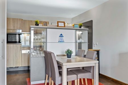 Resort Deichgraf Resort Deichgraf 27-10 Wremen - Wohn-Essbereich mit Esstisch, Sitzgelegenheit und Küchenzeile