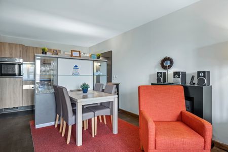 Resort Deichgraf Resort Deichgraf 27-10 Wremen - Wohn-Essbereich mit Esstisch, Sitzgelegenheit und HiFi-Anlage