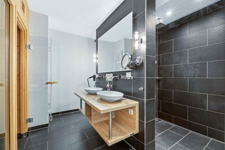 Resort Deichgraf Resort Deichgraf 27-10 Wremen - Badezimmer mit Dusche, Waschtisch und Spiegel