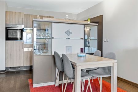 Resort Deichgraf Resort Deichgraf 27-13 Wremen - Wohn-Essbereich mit Esstisch, Sitzgelegenheiten und Küchenzeile