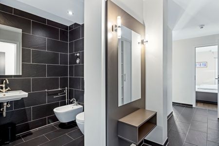 Resort Deichgraf Resort Deichgraf 27-18 Wremen - Badezimmer mit WC, Waschtisch und Spiegel