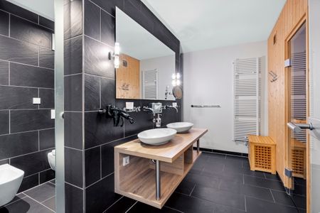 Resort Deichgraf Resort Deichgraf 27-21 Wremen - Badezimmer mit WC, Waschtisch und Spiegel