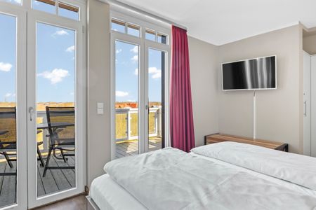 Resort Deichgraf Resort Deichgraf 27-21 Wremen - Schlafzimmer mit Zugang zum Balkon