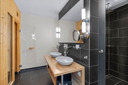 Resort Deichgraf Resort Deichgraf 31-03 Wremen - Badezimmer mit Dusche, Waschtisch und Spiegel