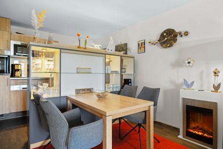 Resort Deichgraf Resort Deichgraf 31-07 Wremen - Wohnbereich mit Esstisch und Kamin
