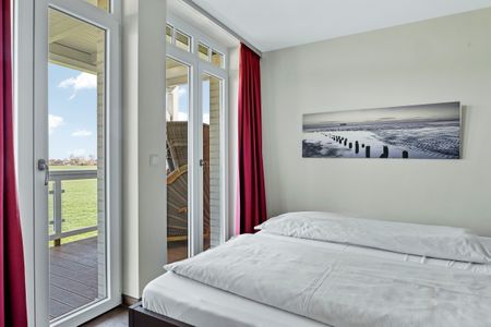 Resort Deichgraf Resort Deichgraf 31-08 Wremen - Schlafzimmer mit Zugang zum Balkon