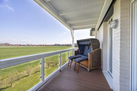 Resort Deichgraf Resort Deichgraf 31-08 Wremen - Überdachter Balkon mit Strandkorb