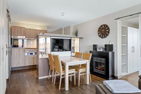 Resort Deichgraf Resort Deichgraf 31-11 Wremen - Wohn-Essbereich mit Esstisch, Sitzgelegenheit und Kamin