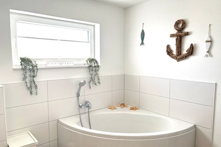 NordseeResort Friesland Ferienhäuser Nordseeresort Friesland 50-1-s Schillig - Badezimmer mit Badewanne