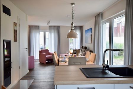 NordseeResort Friesland Ferienhäuser Nordseeresort Friesland 05 Schillig - Küchenzeile mit Blick zum Wohn-Essbereich