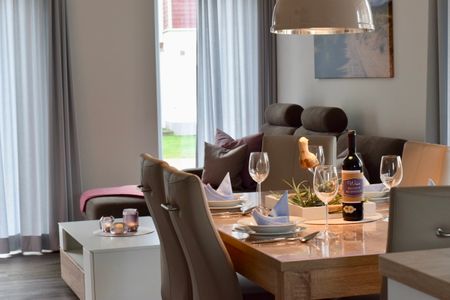 NordseeResort Friesland Ferienhäuser Nordseeresort Friesland 05 Schillig - Wohn-Essbereich mit Esstisch