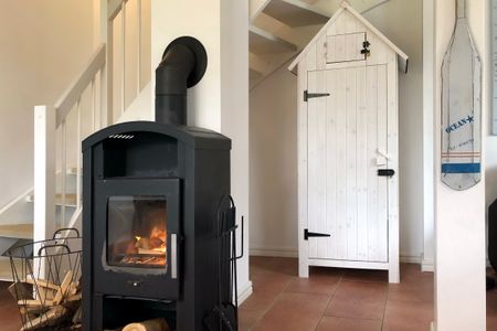 NordseeResort Friesland Ferienhäuser NordseeResort Friesland 1 Schillig - Wohn-Essbereich mit Kamin