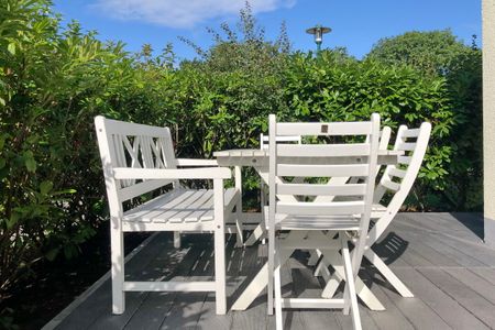 NordseeResort Friesland Ferienhäuser NordseeResort Friesland 1 Schillig - Offene Terrasse mit Gartenmöbel