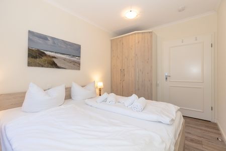 Dünenschloss Dünenschloss 4-02 Kühlungsborn - Schlafzimmer mit Doppelbett und Kleiderschrank