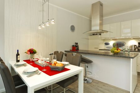 Ostseeland Ostseeland,Kajüte 6 Usedom - Wohn-Essbereich mit Küchentisch und Sitzgelegenheit