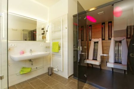 Ostseeland Ostseeland Kajüte 4 Usedom - Badezimmer mit Dusche und Infrarot-Sauna