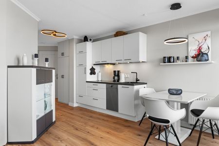 Apartmenthaus Atlantik Apartmenthaus Atlantik 312 Kühlungsborn - Küchenzeile mit Esstisch und Sitzgelegenheit