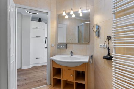 Apartmenthaus Atlantik Apartmenthaus Atlantik 312 Kühlungsborn - Badezimmer mit Waschtisch und Spiegel