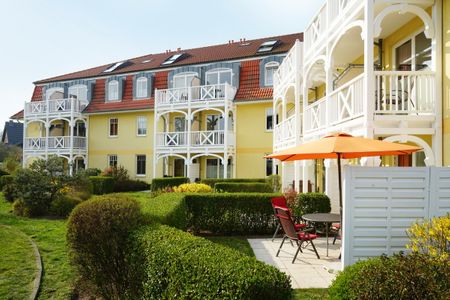 Apartment-Residenz Ostseestrand Apartment-Residenz Ostseestrand 11 Kühlungsborn - Terrasse mit Gartenmöbeln und Grünfläche