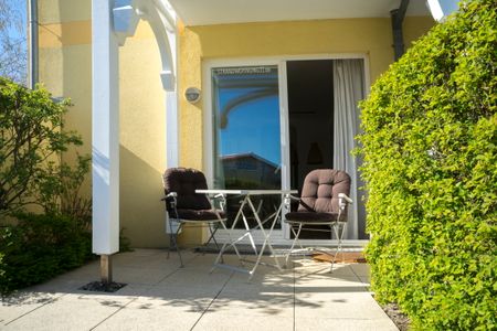 Apartment-Residenz Ostseestrand Apartment-Residenz Ostseestrand 11 Kühlungsborn - Terrasse mit Gartenmöbeln