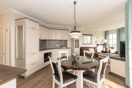 Apartmenthaus Atlantik Apartmenthaus Atlantik 314 Kühlungsborn - Wohn-Essbereich mit Esstisch, Sitzgelegenheit und Küchenzeile