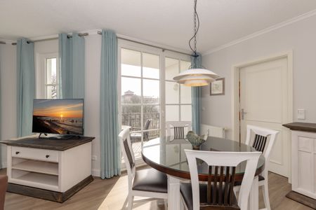 Apartmenthaus Atlantik Apartmenthaus Atlantik 314 Kühlungsborn - Wohn-Essbereich mit Esstisch und Flatscreen-TV