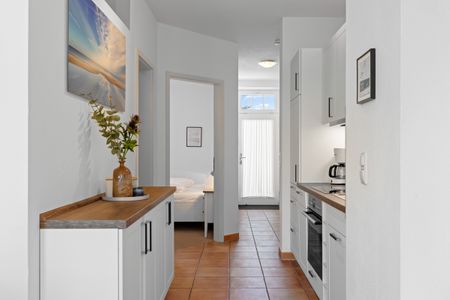 Strandstraße 32 Strandstraße 32-19 Kühlungsborn - Küchenzeile mit Blick ins Schlafzimmer