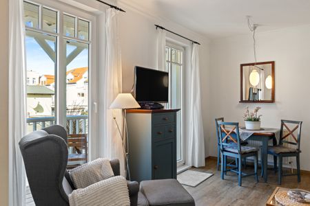 Ulmenschlösschen Ulmenschlösschen 08 Kühlungsborn - Wohn-Essbereich mit Couch und Flatscreen-TV