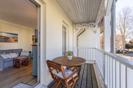 Ulmenschlösschen Ulmenschlösschen 08 Kühlungsborn - Überdachter Balkon mit Sitzgelegenheit