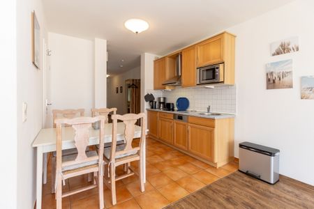 Meeresblick Meeresblick 102 Kühlungsborn - Wohn-Essbereich mit Sitzgelegenheit und Küchenzeile