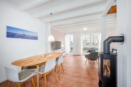 NordseeResort Friesland Ferienhäuser NordseeResort Friesland 30 Schillig - Wohn-Essbereich mit Esstisch und Sitzgelegenheit