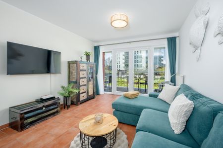 NordseeResort Friesland NordseeResort Friesland 51-0-M Schillig - Wohn-Essbereich mit Couch und Flatscreen-TV