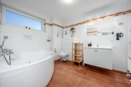 NordseeResort Friesland NordseeResort Friesland 51-0-M Schillig - Badezimmer mit Badewanne und Dusche