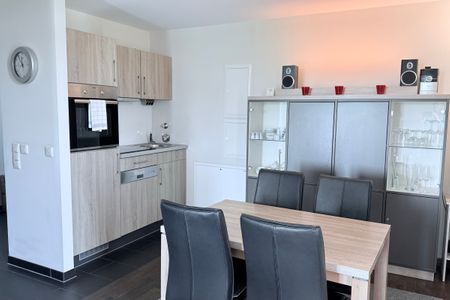 Resort Deichgraf Resort Deichgraf 31-04 Wremen - Wohn-Essbereich mit Esstisch, Sitzgelegenheit und Küchenzeile