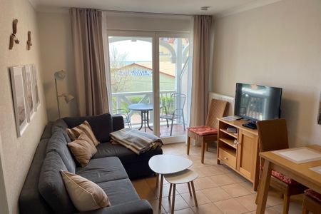 Apartment-Residenz Ostseestrand Apartment-Residenz Ostseestrand 26 Kühlungsborn - Wohn-Essbereich mit Couch und Flatscreen-TV