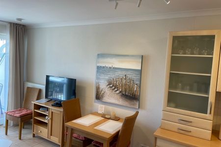 Apartment-Residenz Ostseestrand Apartment-Residenz Ostseestrand 26 Kühlungsborn - Wohn-Essbereich mit Couch und Flatscreen-TV