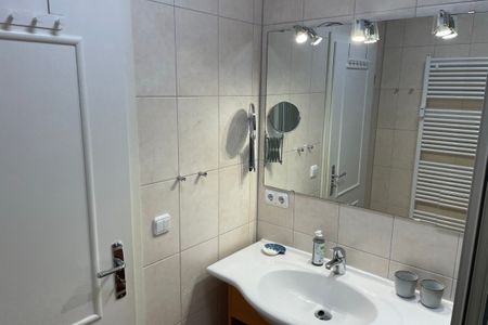 Apartment-Residenz Ostseestrand Apartment-Residenz Ostseestrand 26 Kühlungsborn - Badezimmer mit Waschtisch und Spiegel