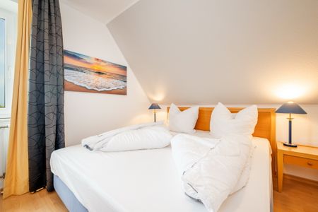 Hus Inselkieker Hus Inselkieker 214 Schillig - Schlafzimmer mit Doppelbett und Kleiderschrank