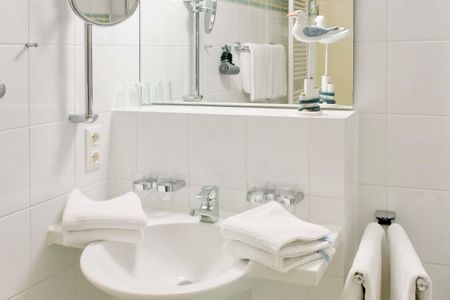 Seehof Seehof 201 Usedom - Badezimmer der Ferienwohnung Seehof201 auf Usedom mit Föhn und Schminkspiegel