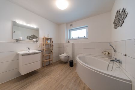 NordseeResort Friesland NordseeResort Friesland 48-6-n Schillig - Badezimmer mit Badewanne im sinf48-6-N, Nordsee-Resort Friesland, Mellumweg 1 in Schillig