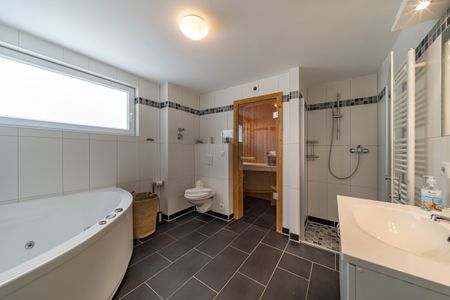 NordseeResort Friesland NordseeResort Friesland 51-1-S Schillig - Badezimmer mit Saunabereich im sinf51-1-S, Nordsee-Resort Friesland, Mellumweg 1 in Schillig