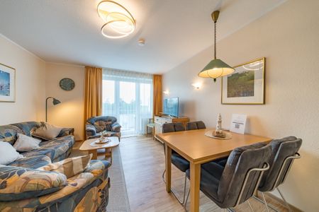 Hus Inselkieker Hus Inselkieker 217 Schillig - Wohn-Essbereich mit Couch und Esstisch im sihi217, Hus Inselkieker, Mellumweg 6b in Schillig