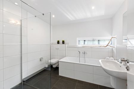 Ostseeland Ostseeland Lotsenstieg 15 Usedom - Badezimmer mit Badewanne und Dusche im usollo15, Lotsenstieg 15 in Karlshagen