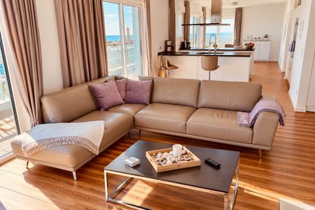 NordseeResort Friesland NordseeResort Friesland 48-7 Schillig - Wohn-Essbereich mit Couch im sinf48-7, NordseeResort Friesland 48-7 in Schillig