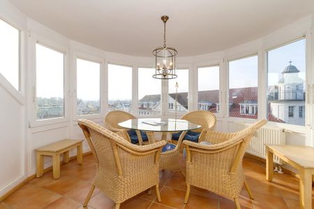 Meeresblick Meeresblick 507 Kühlungsborn - Wohn-Essbereich mit Couch und Esstisch